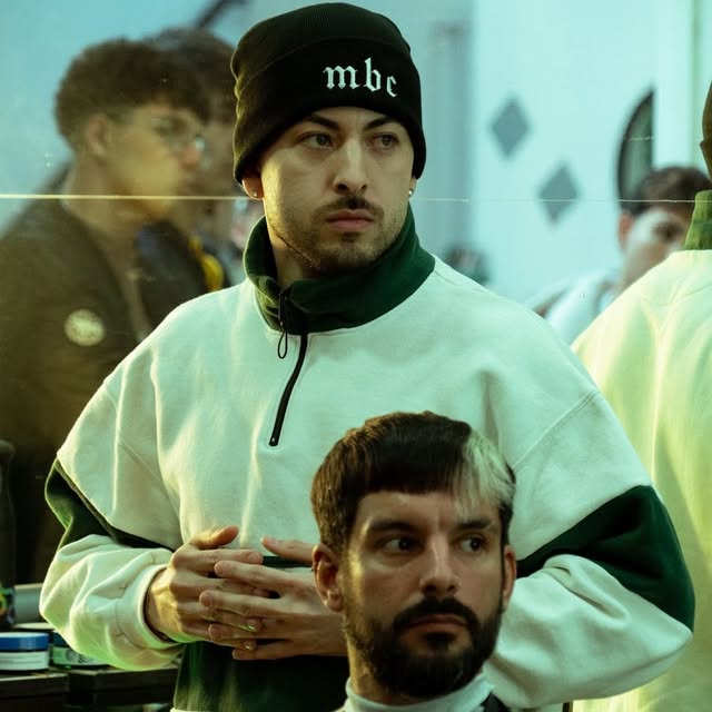 Barbero profesional trabajando en estudio